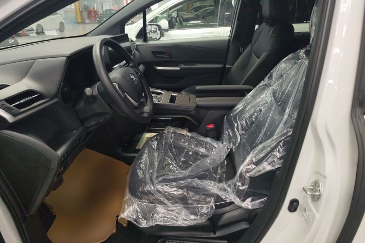 Used Toyota Granvia 2026 Model 2.5L Hybrid Comfort Edition