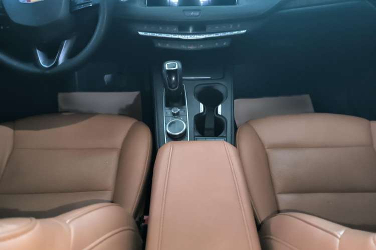 Used Cadillac XT4 2018 28T 4x4 Platinum Edition