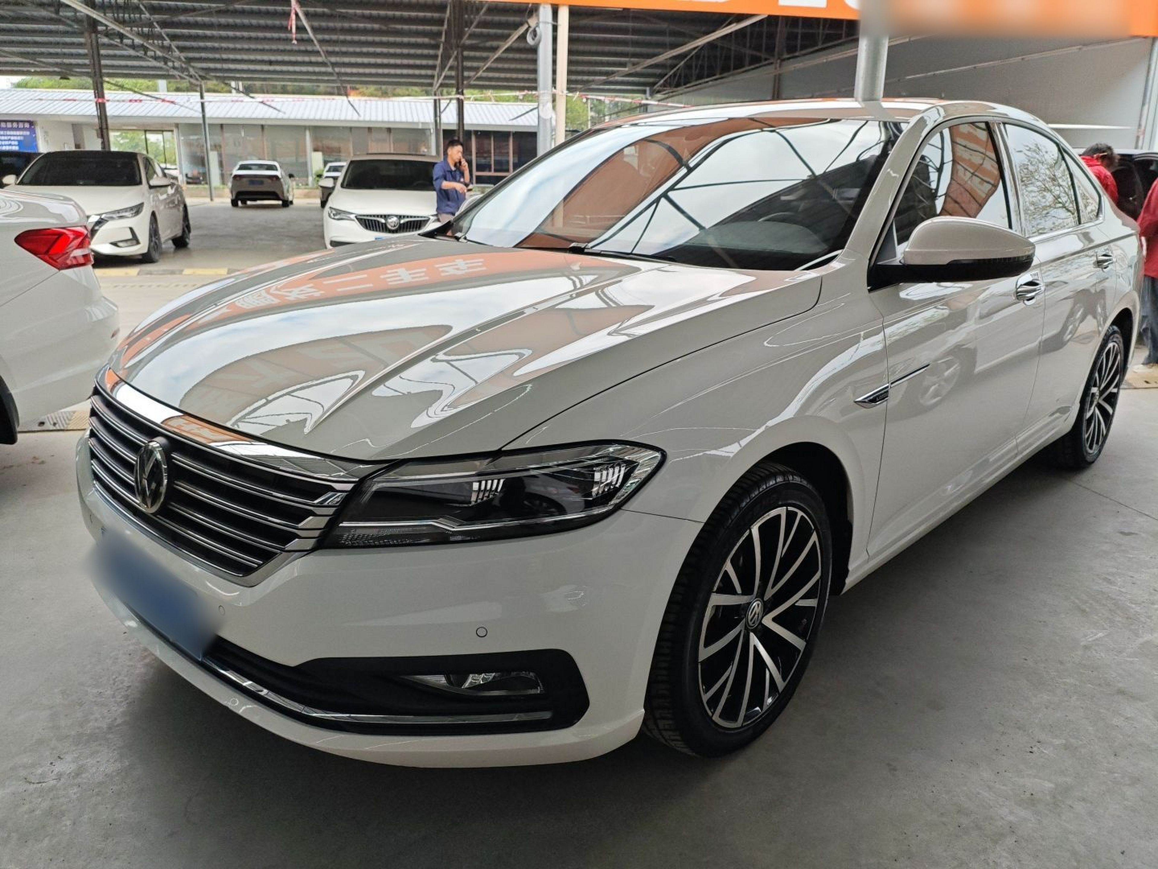 Под передней частью автомобиля