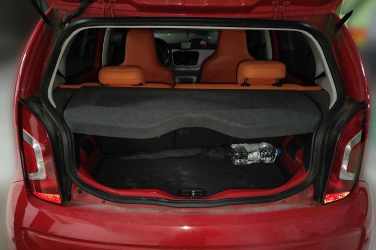 Used Volkswagen up! 2015 1.0L move up! Trunk