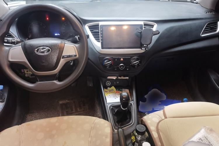 Used Hyundai Verna (new generation) 2016 1.4L Manual Cool Edition GLS Center Console