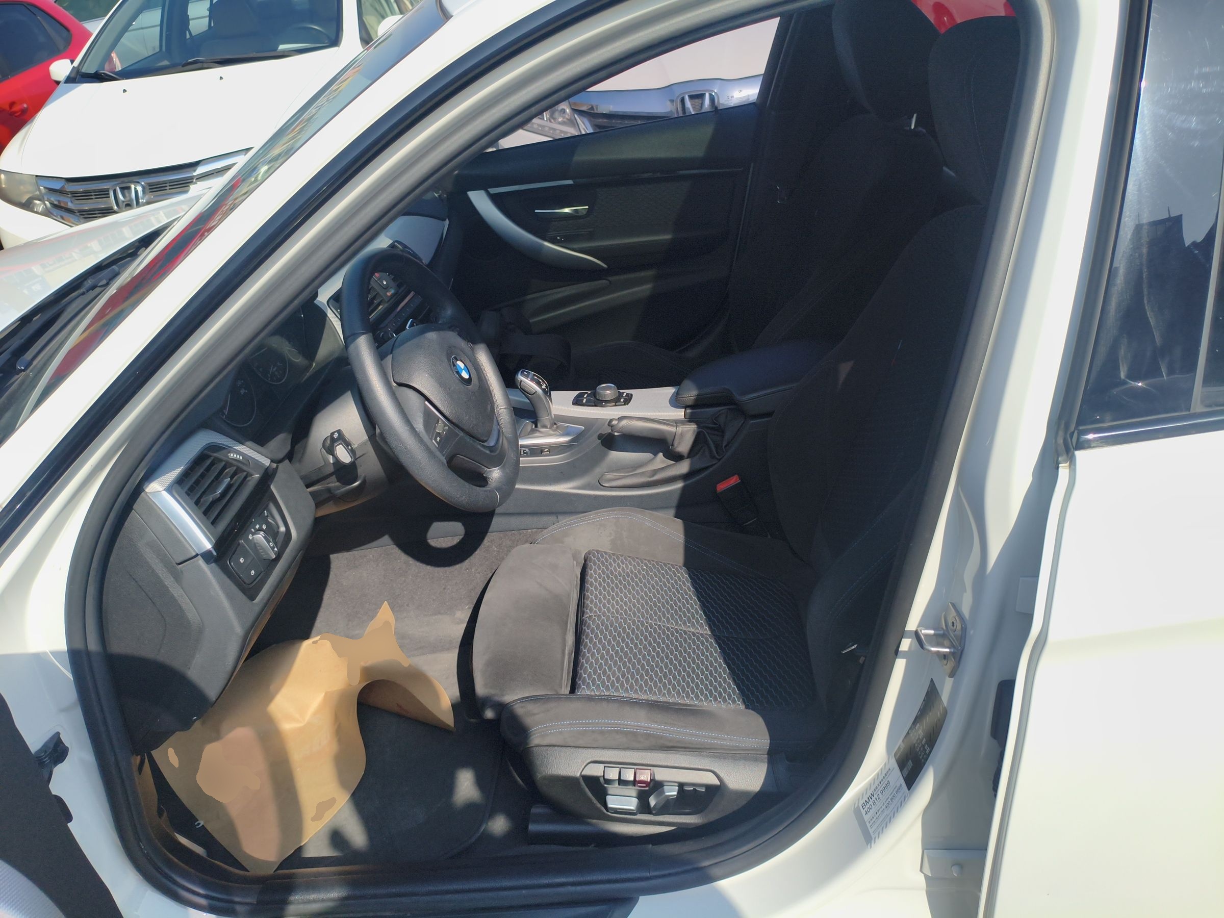 Переднее сиденье в автомобиле