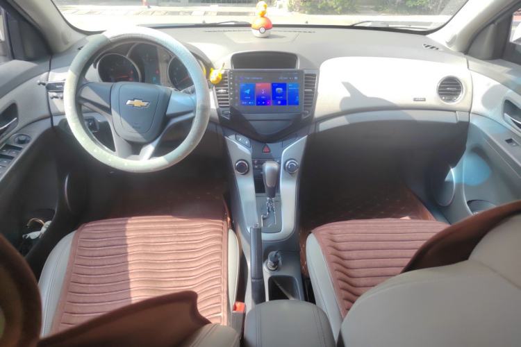 Used Chevrolet Cruze 2012 1.8L SE AT Center Console