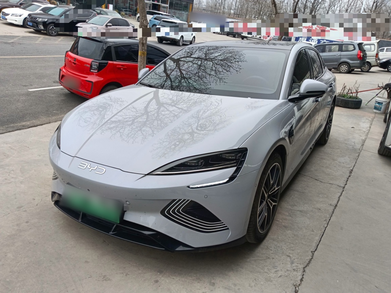 تحت مقدمة السيارة