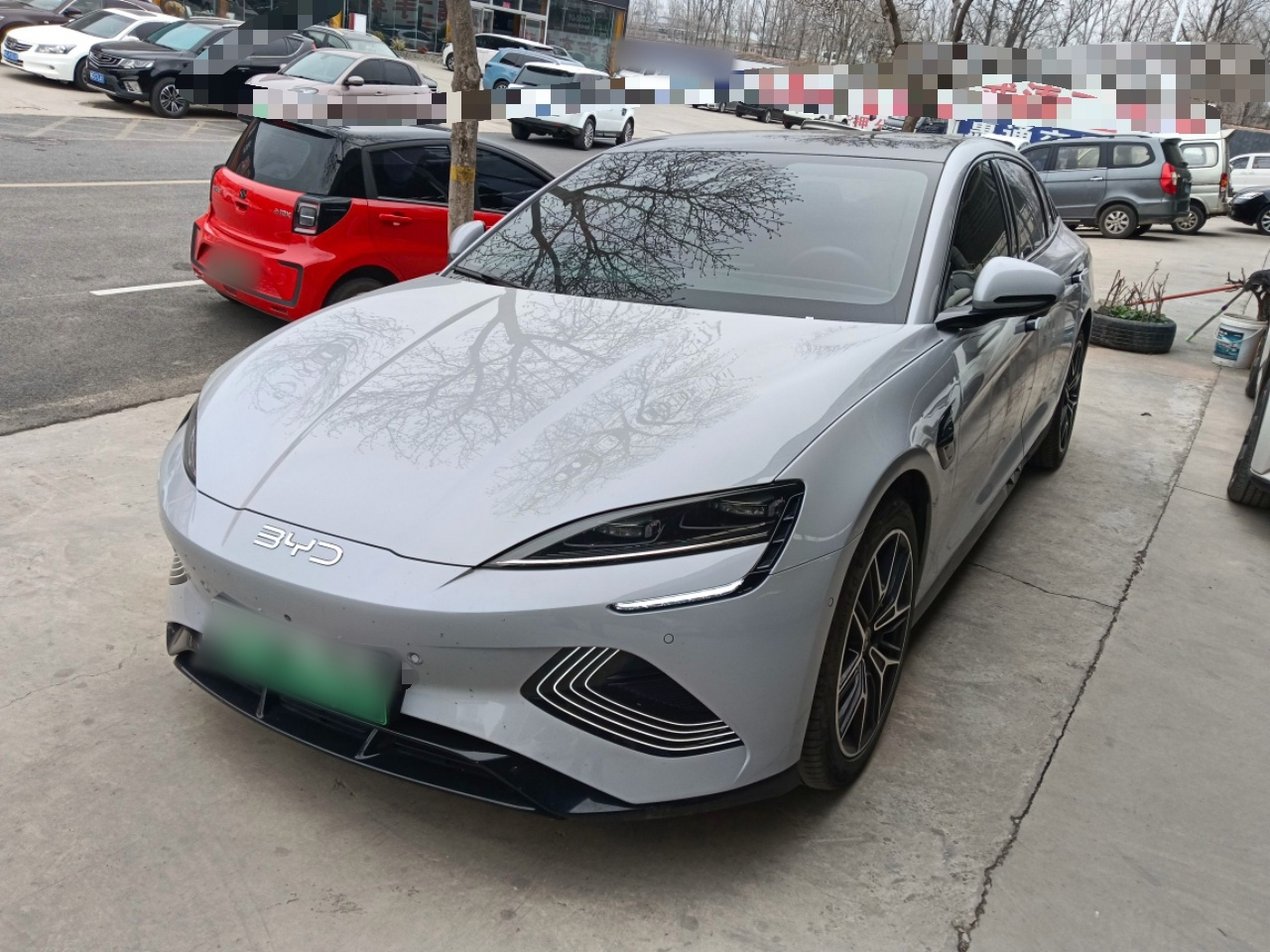 تحت مقدمة السيارة