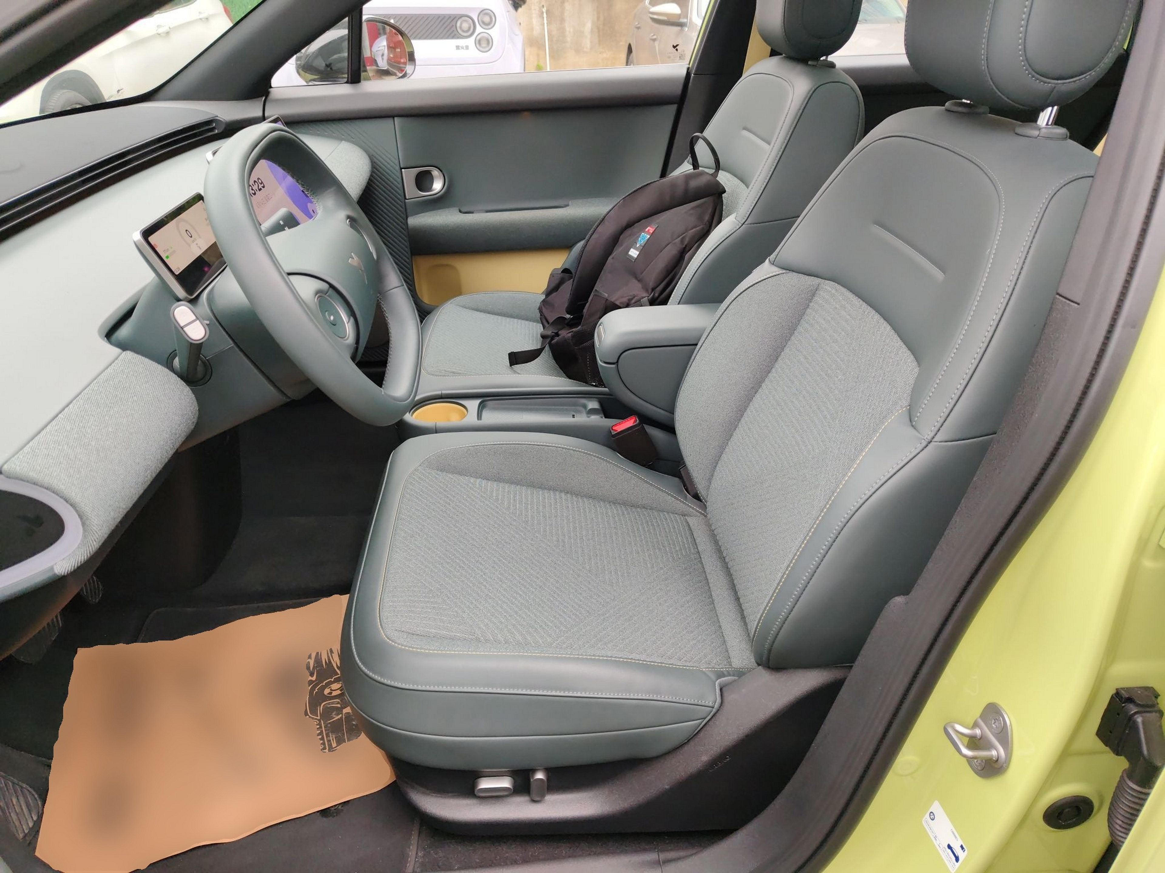 المقاعد الأمامية داخل السيارة