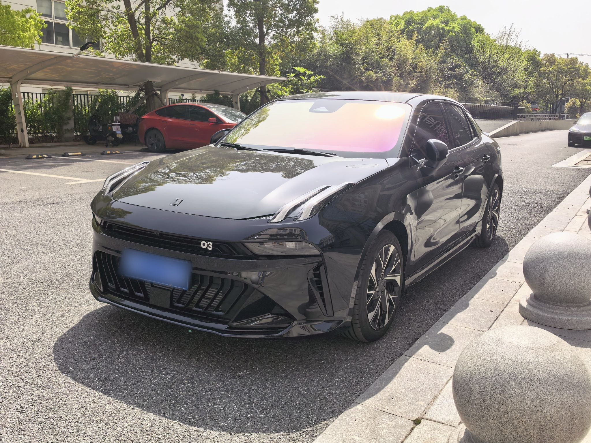 تحت مقدمة السيارة