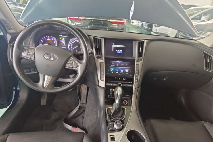 Used Infiniti Q50L 2016 2.0T Enjoyment Edition Center Console