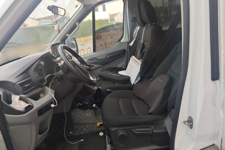 Used SAIC MAXUS Xintu V90 2020 2.0T Manual Yunjie Version Front-Wheel Drive with Single Rear Tire Short Wheelbase Mid-Height Design 6-Seater Left Front Seat