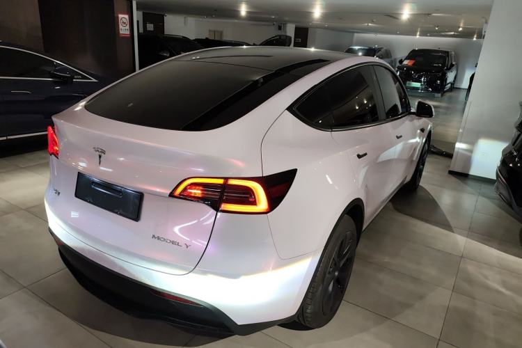 Used Tesla Model Y 2023 Long-Range All-Wheel-Drive Version
