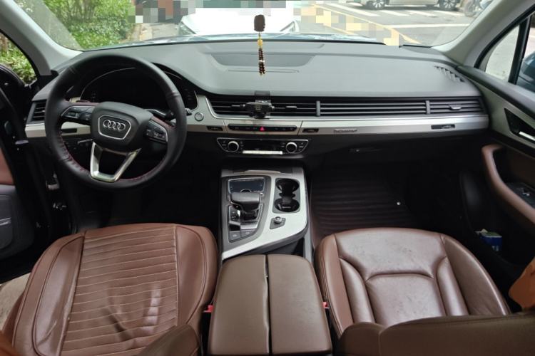 Used Audi Q7 2016 40 TFSI Comfort Model Center Console