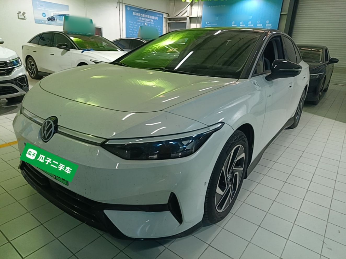 Unter der Vorderseite des Autos