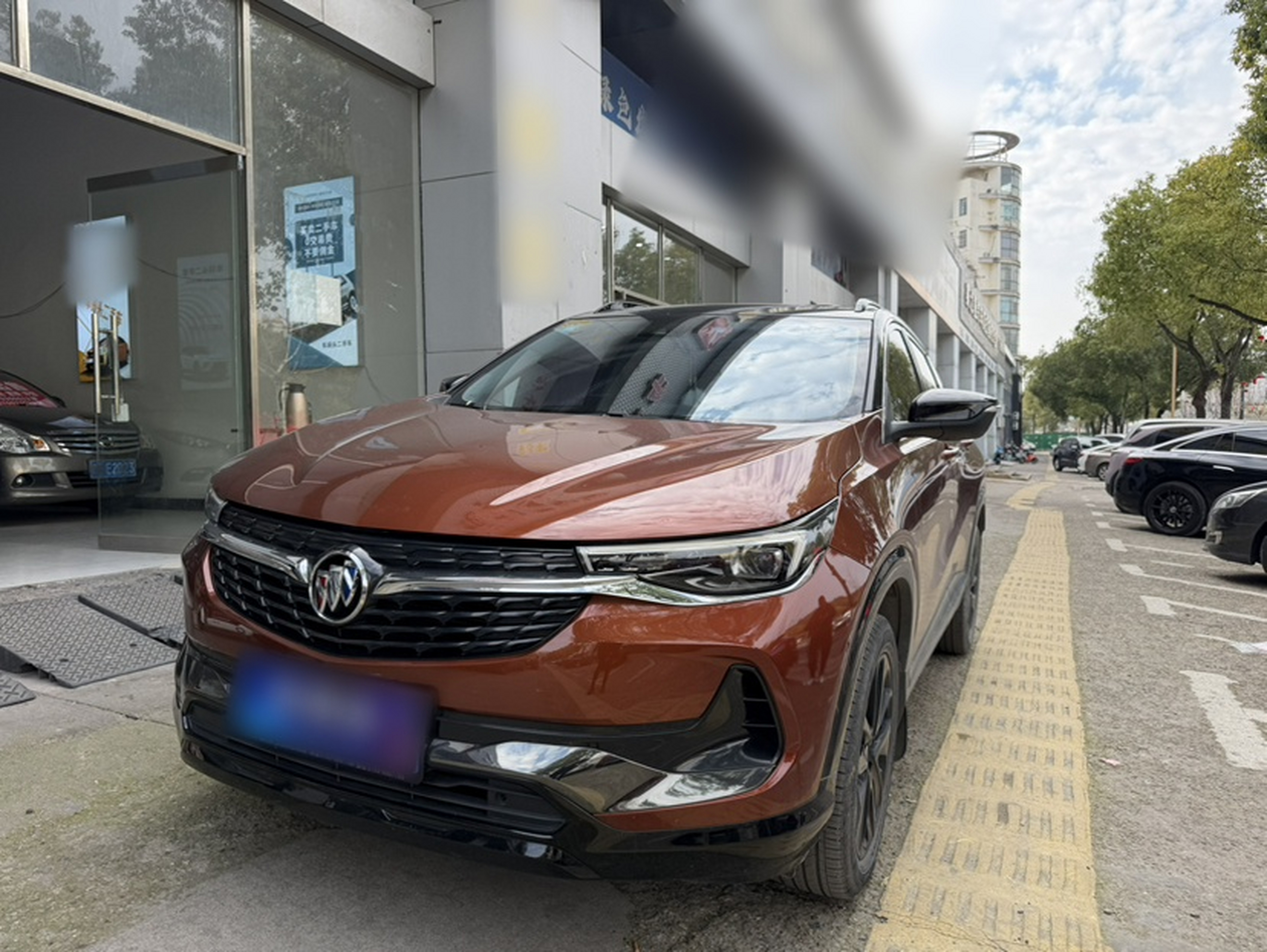 Под передней частью автомобиля