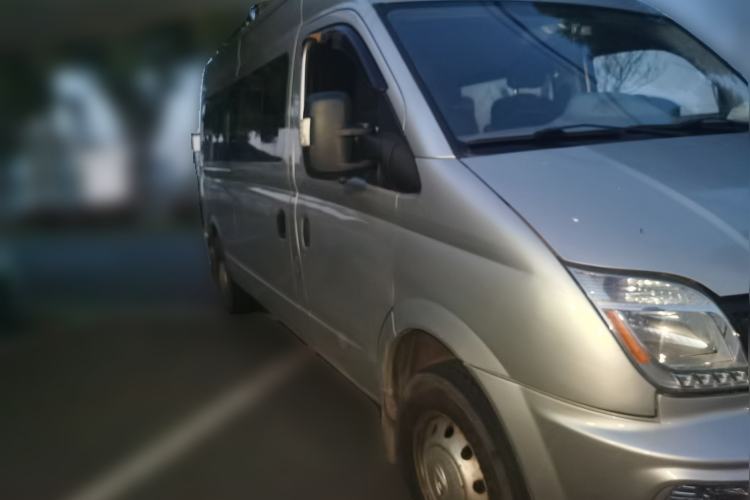 Used SAIC MAXUS Xintu V80 2021 2.0T Manual Classic Aoyuntong Long Wheelbase Mid-Roof 6/7/8/9-Seater Front Right 45 Deg