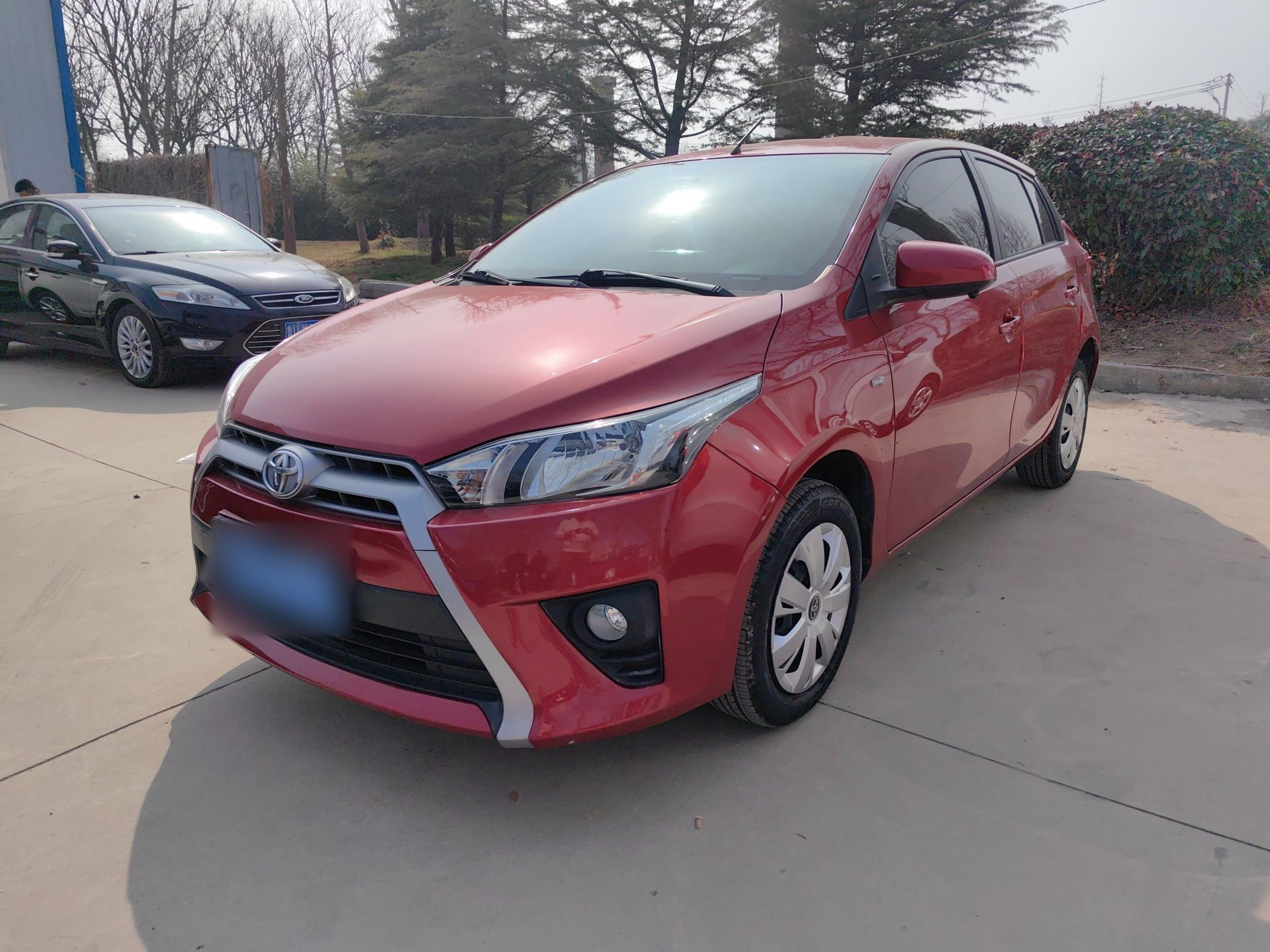 تحت مقدمة السيارة