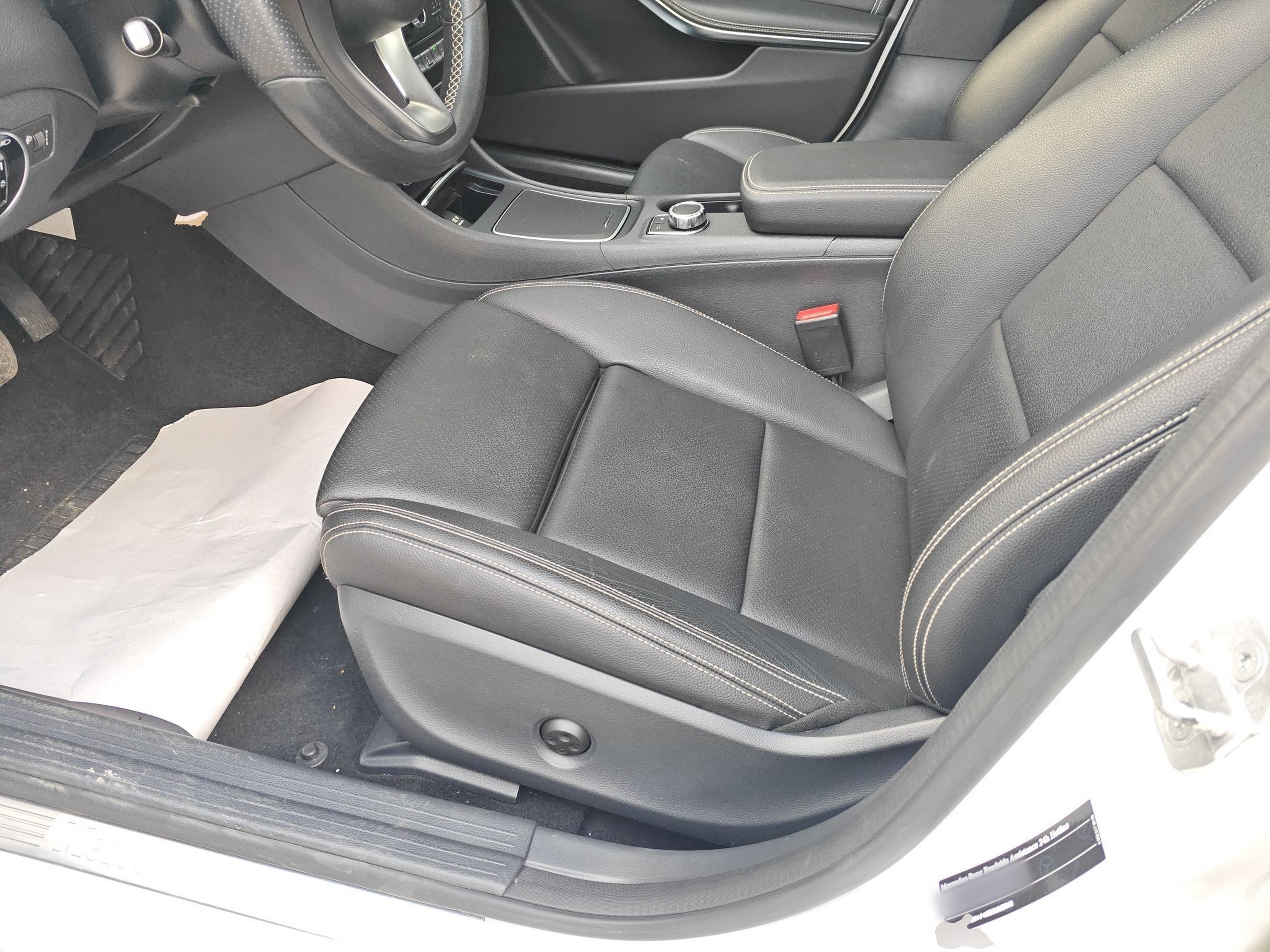 Переднее сиденье в автомобиле