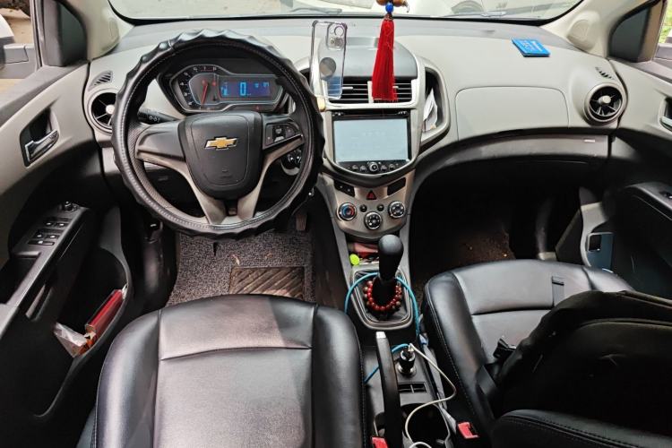 Used Chevrolet Aveo Sonic 2014 Hatchback 1.4SE MT LeYou Edition Center Console