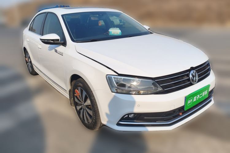 Used Volkswagen Sagitar 2015 230TSI Automatic Luxury Model Front Right 45 Deg