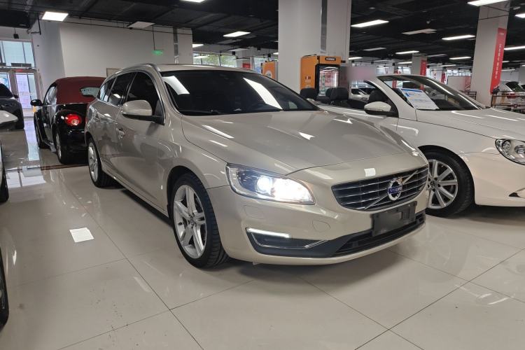 Used Volvo V60 2017 T5 Zhiya Edition China V Standard Front Right 45 Deg