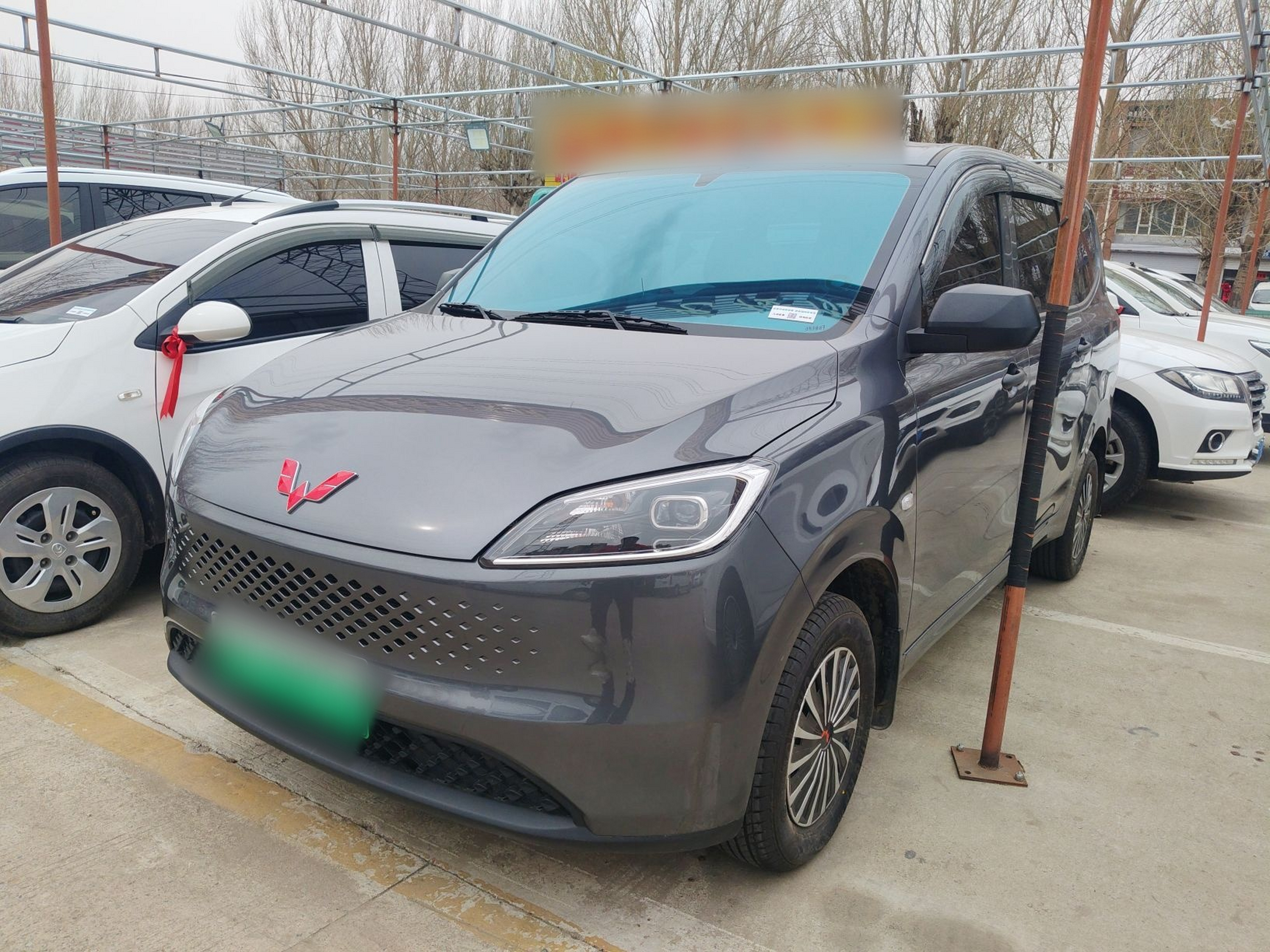 Под передней частью автомобиля