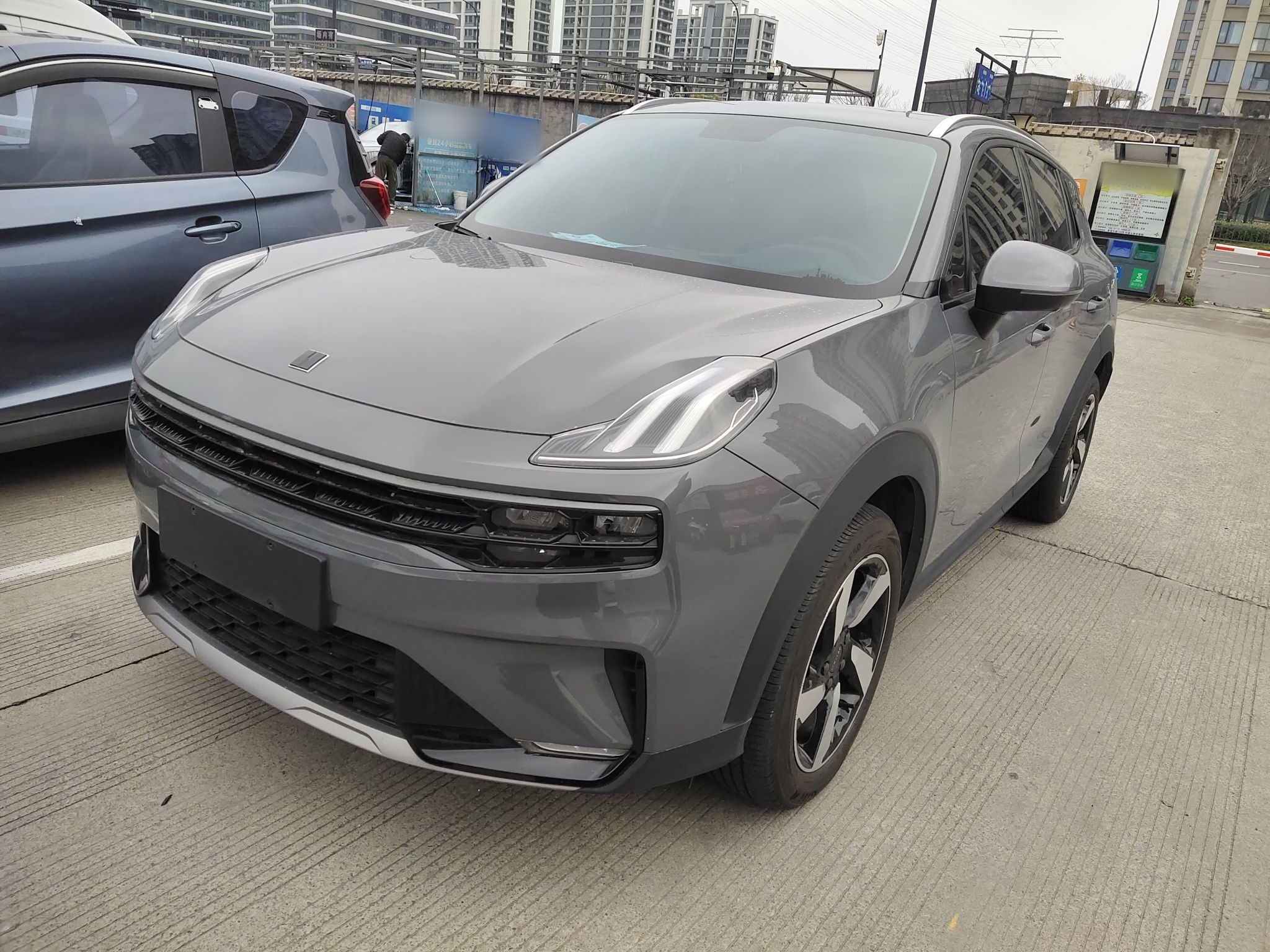 Под передней частью автомобиля