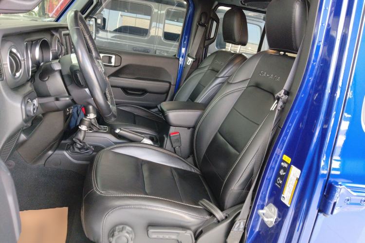 Used Jeep Wrangler 2019 2.0T Sahara Four-Door Brilliant Top Version China VI Emission Standard