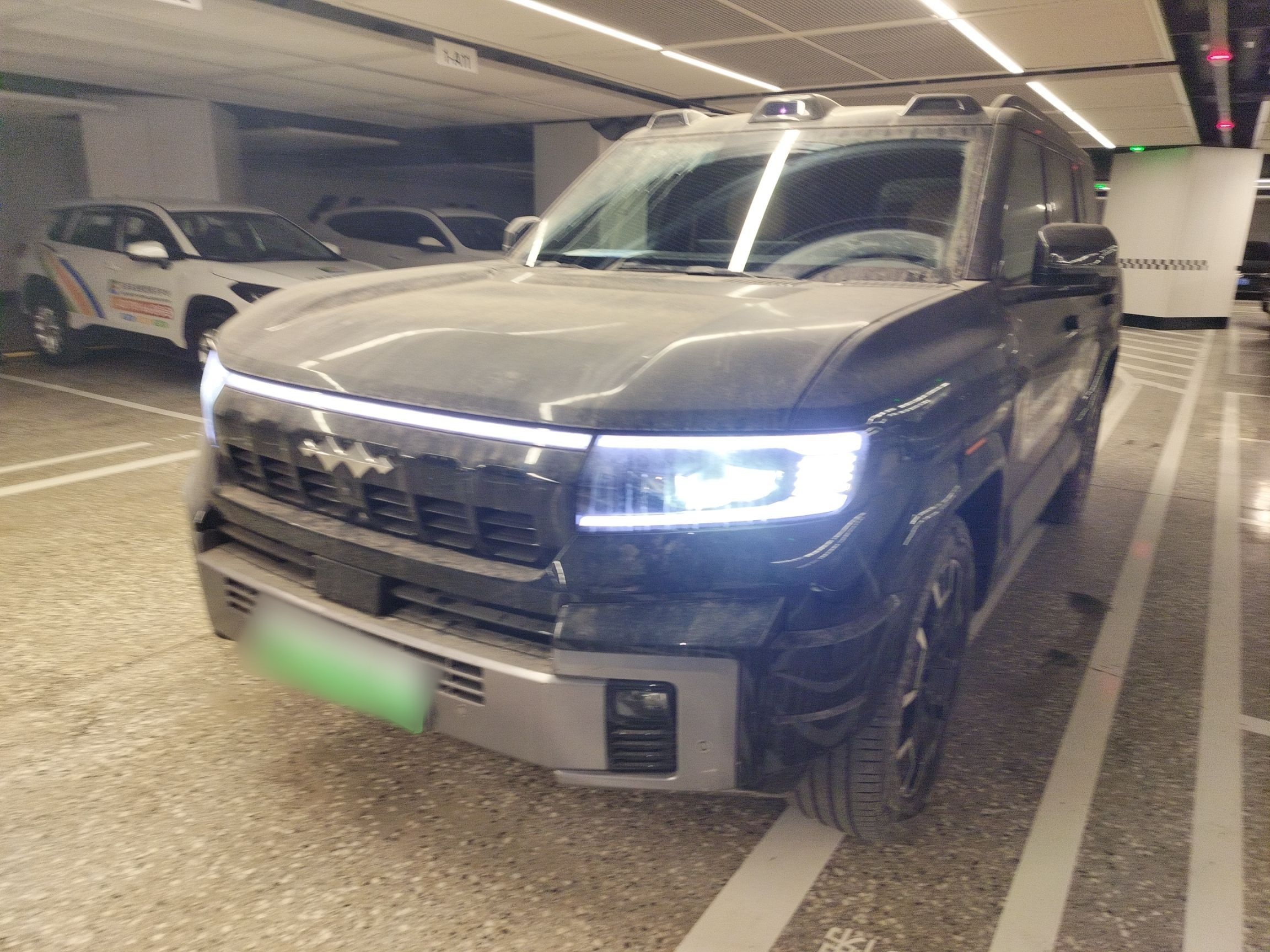 Под передней частью автомобиля