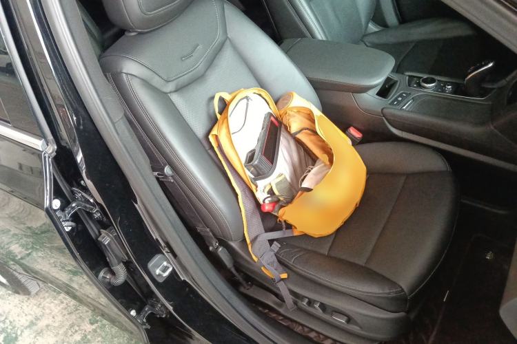 Used Cadillac XT6 2021 2.0T Six-Seater Four-Wheel-Drive Luxury Version Right Front Seat