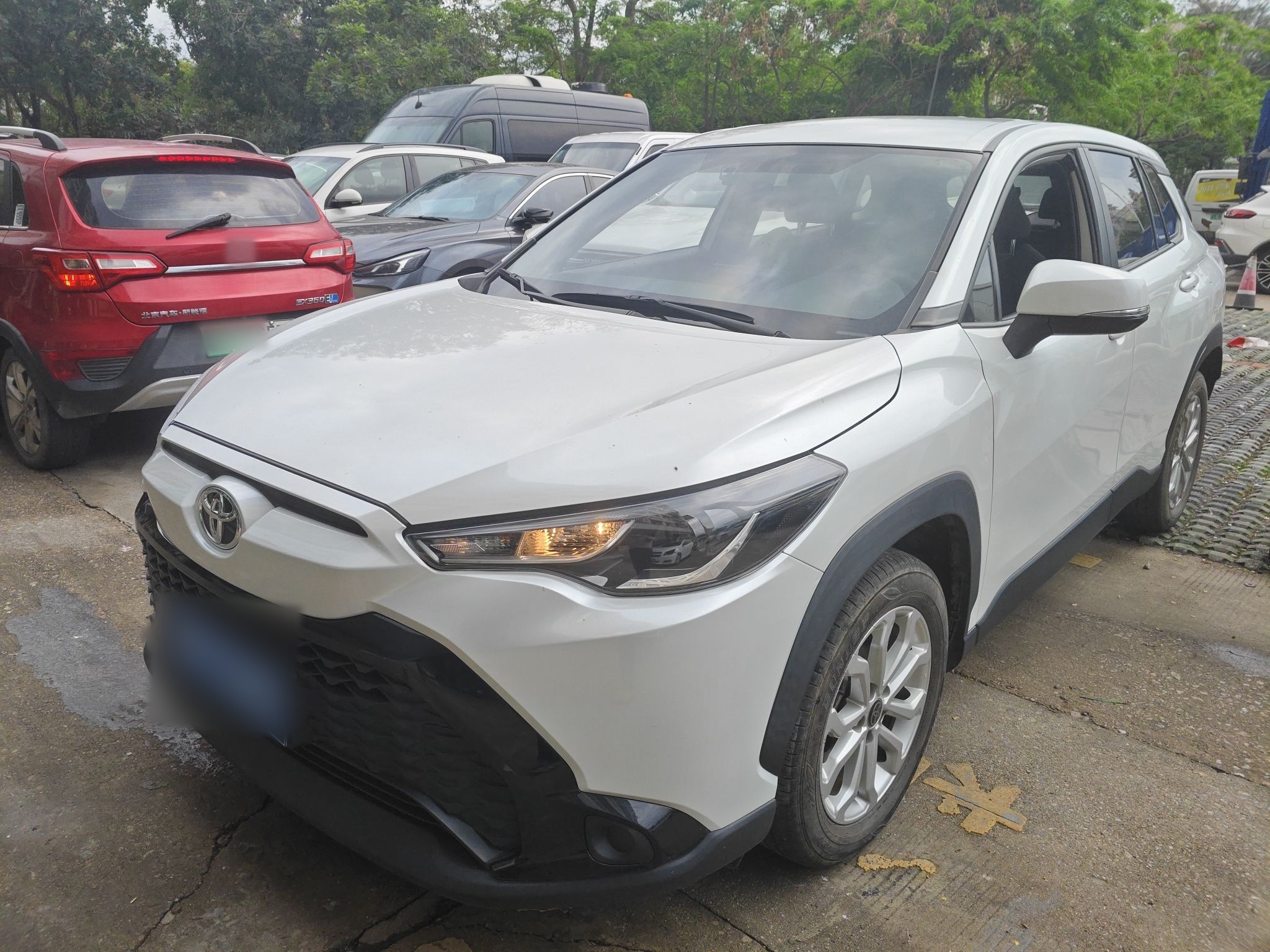 Под передней частью автомобиля