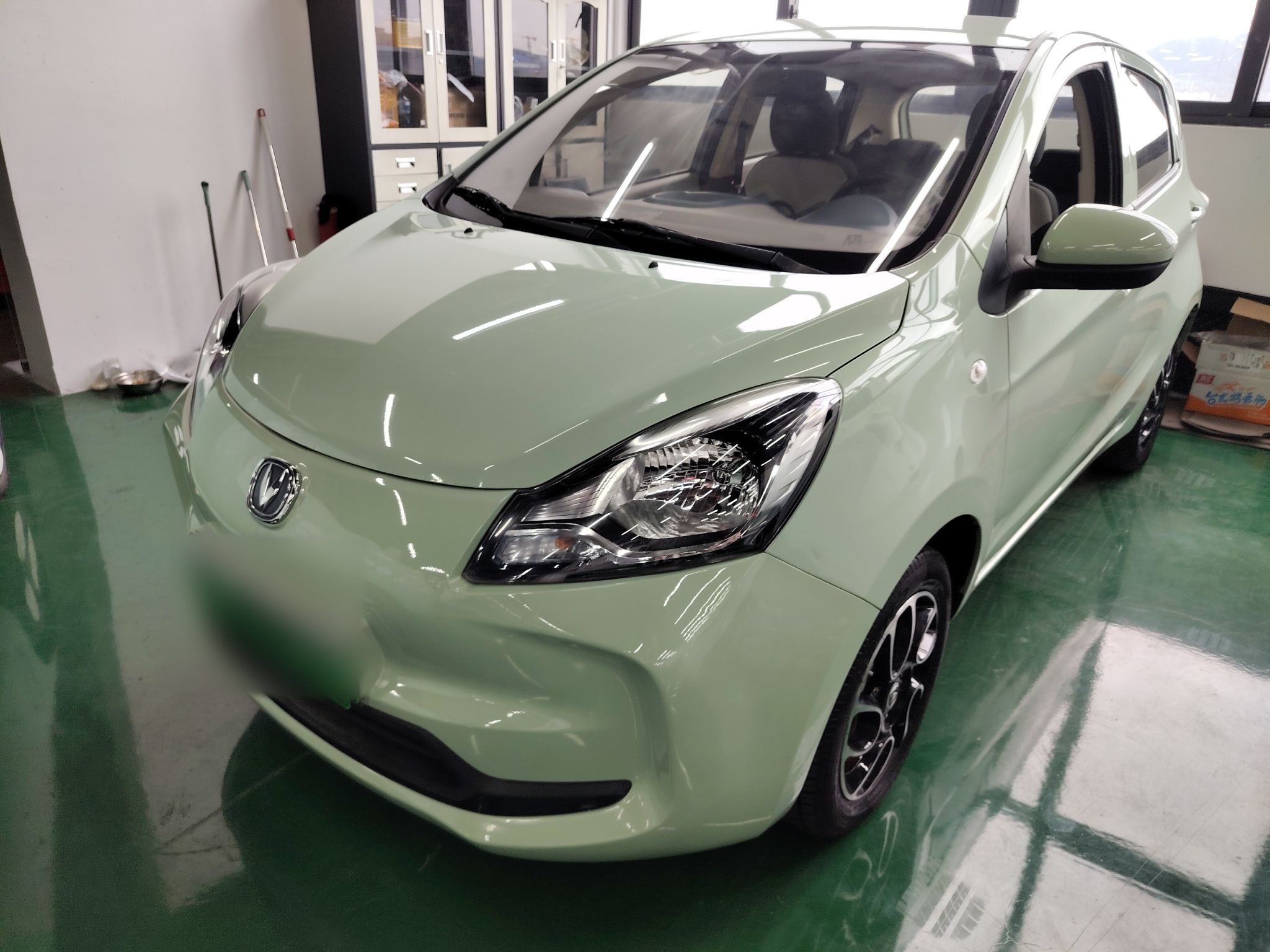 تحت مقدمة السيارة