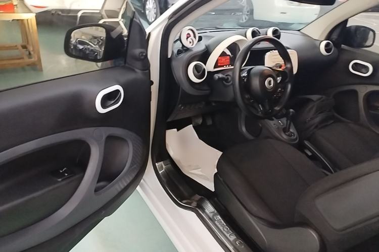 Used smart fortwo 2015 1.0L 52 kW hardtop Dynamic version
