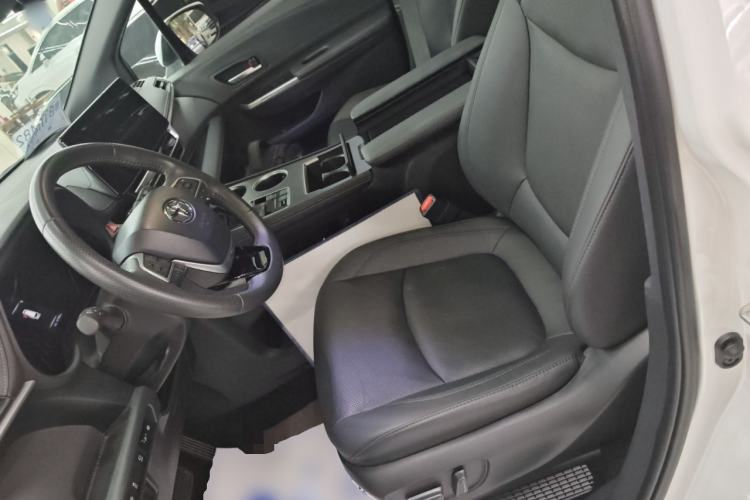 Used Toyota Sienna 2023 2.5L Hybrid Deluxe Edition