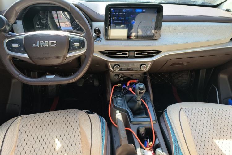 Used JMC Yuhu 7 2022 2.0T Manual Gasoline Two-Wheel Drive Comfort Version Standard Wheelbase JX4G20A6L Center Console