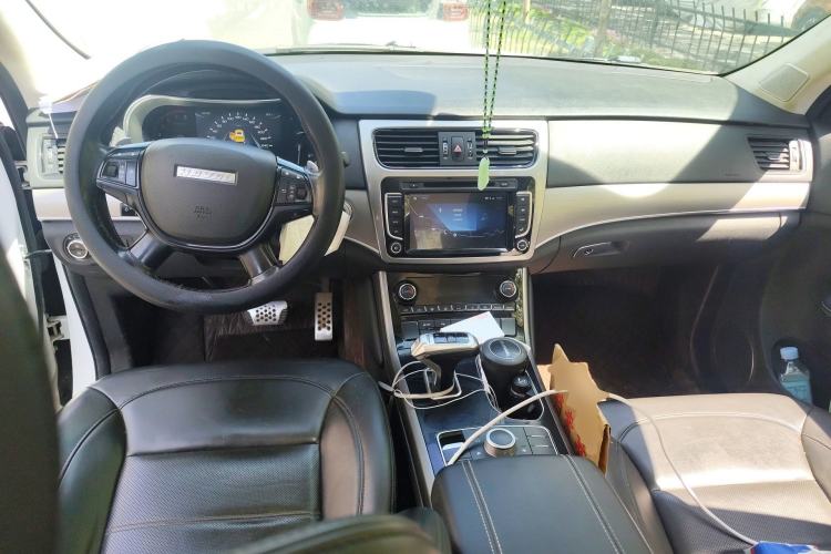 Used Haval H8 2017 2.0T Gasoline Two-Wheel Drive Enjoyment Version Center Console