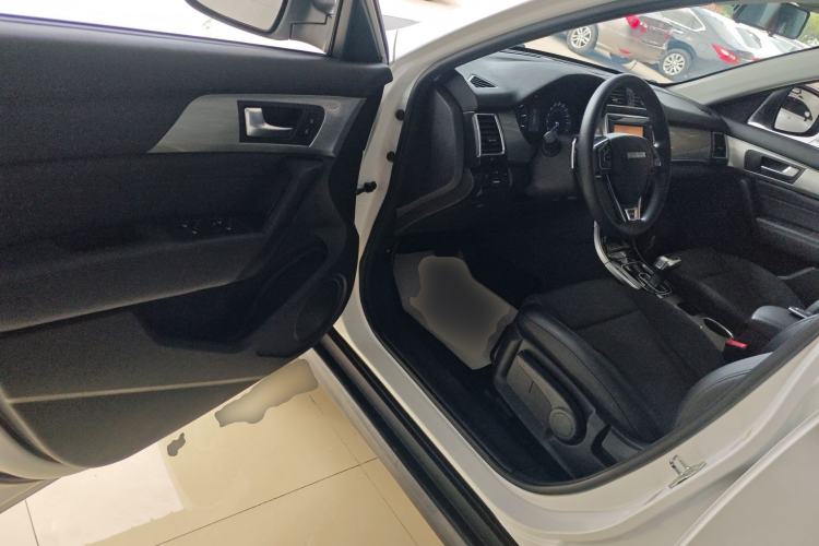 Used Haval H2 2018 Chuanxiang Edition Red Badge 1.5T Dual-Clutch Two-Wheel Drive Fashionable Model Driver Seat
