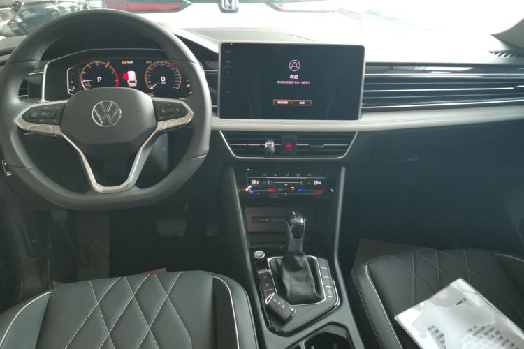 Used Volkswagen Tiguan L 2025 Model, Outstanding Version, 300TSI Automatic Two-Wheel Drive Longteng Edition Center Console