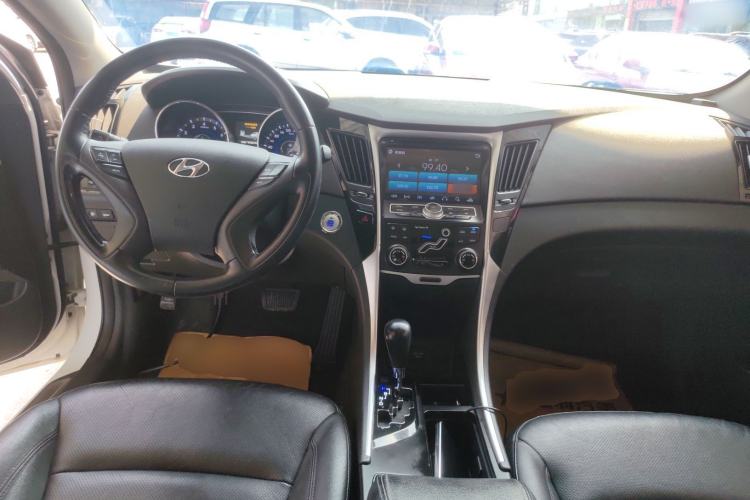 Used Hyundai Sonata 2015 Classic 2.0L Automatic Luxury Edition Center Console