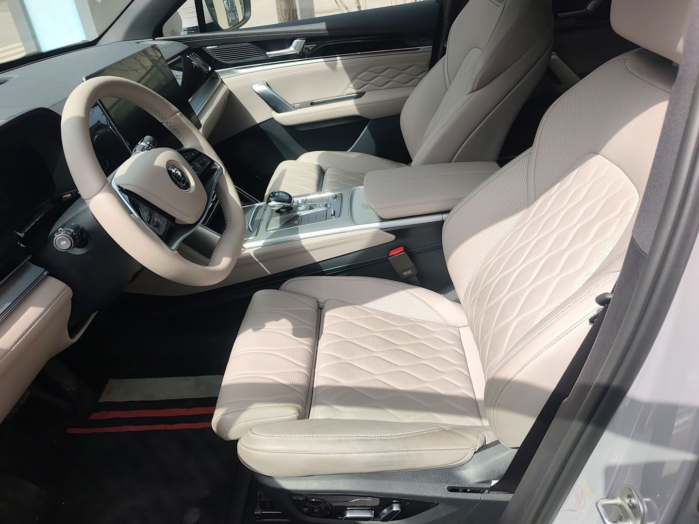 المقاعد الأمامية داخل السيارة