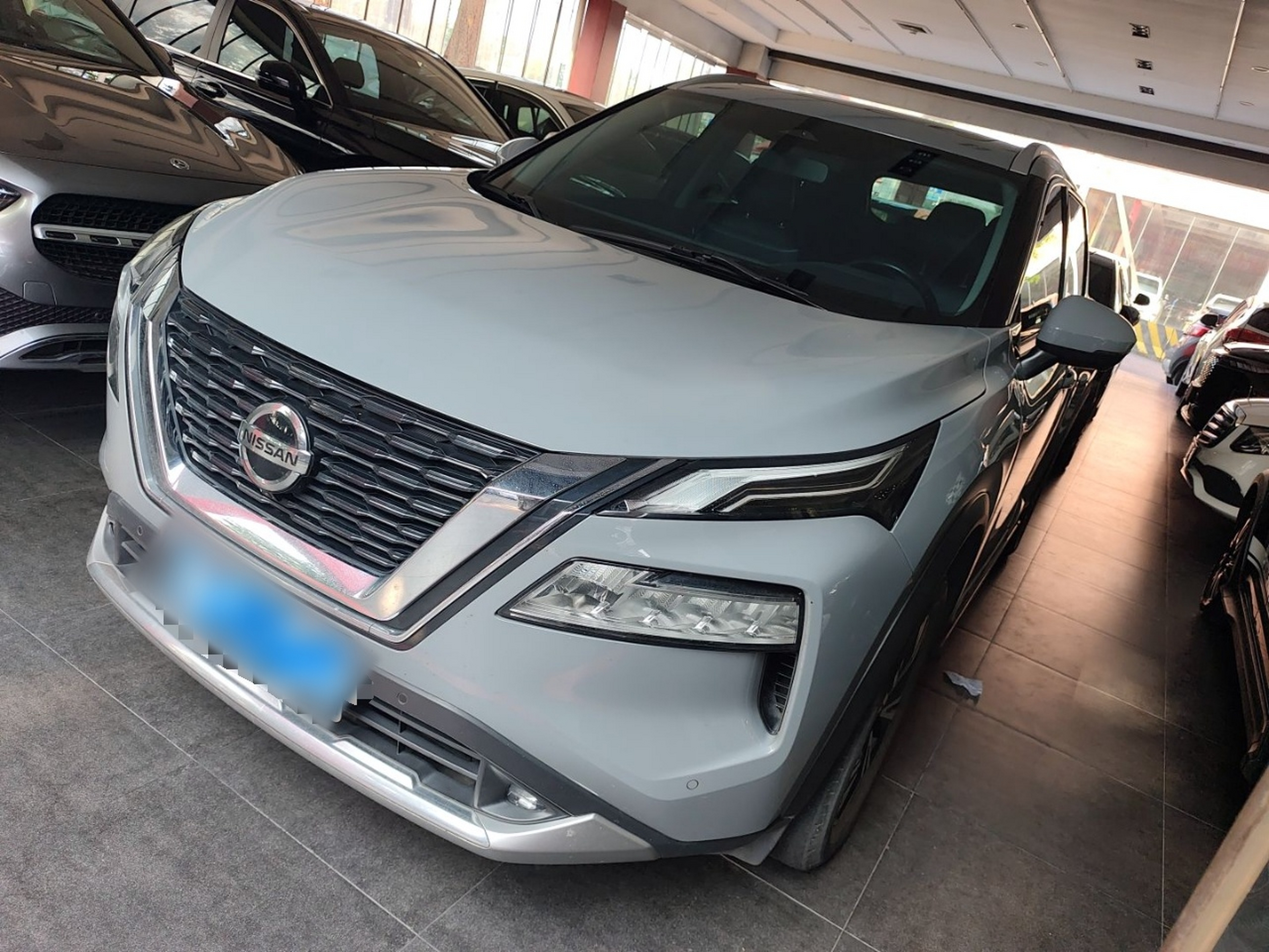 تحت مقدمة السيارة