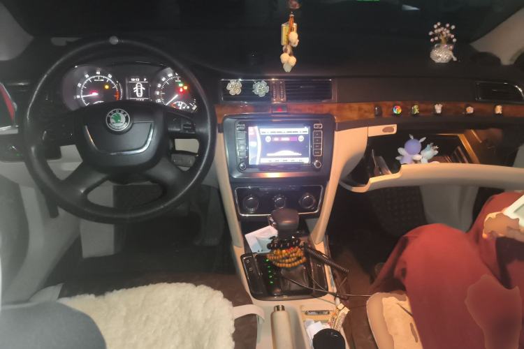 Used Skoda Superb 2012 1.8TSI Automatic Elegant Edition Center Console