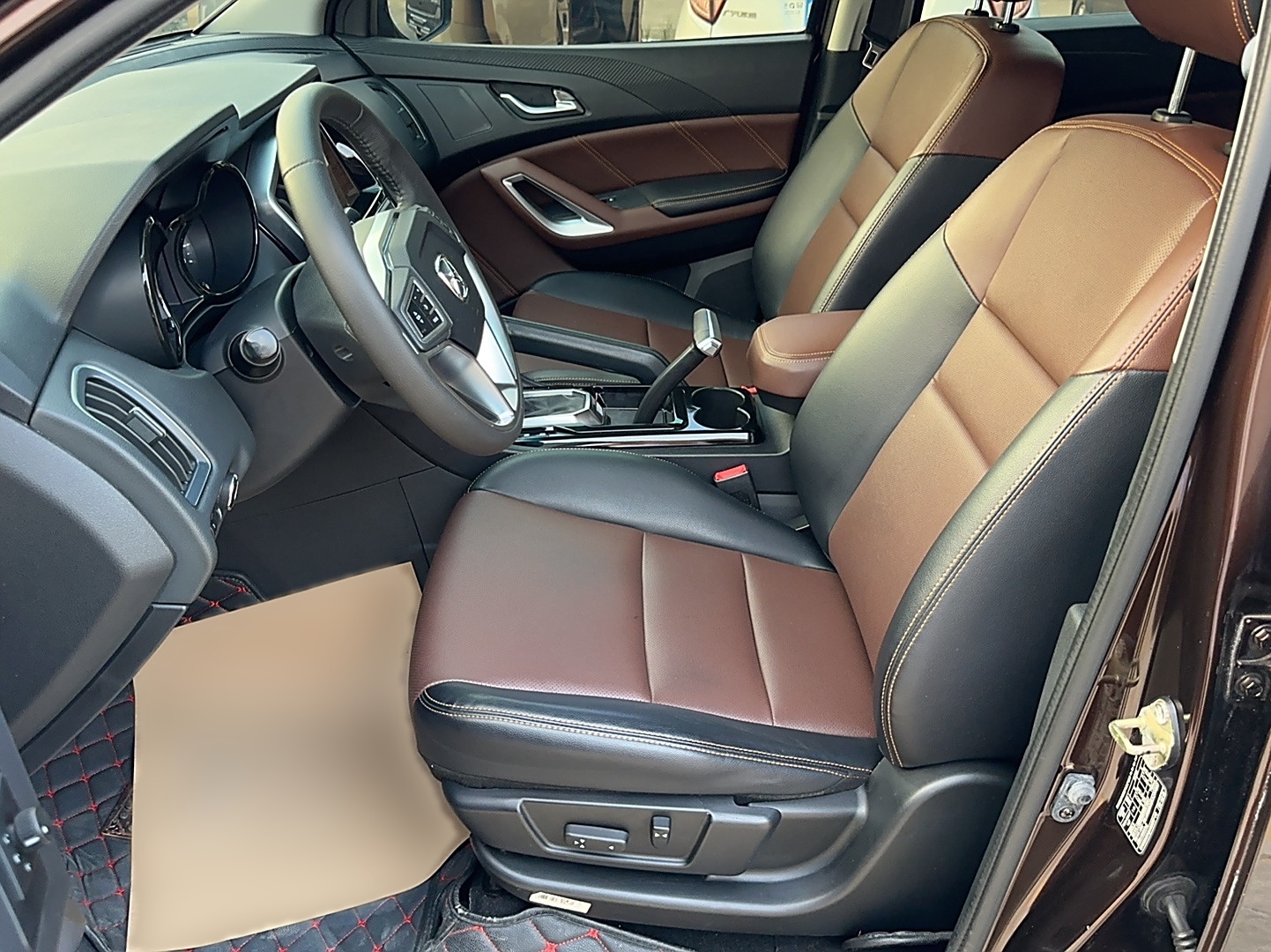 المقاعد الأمامية داخل السيارة