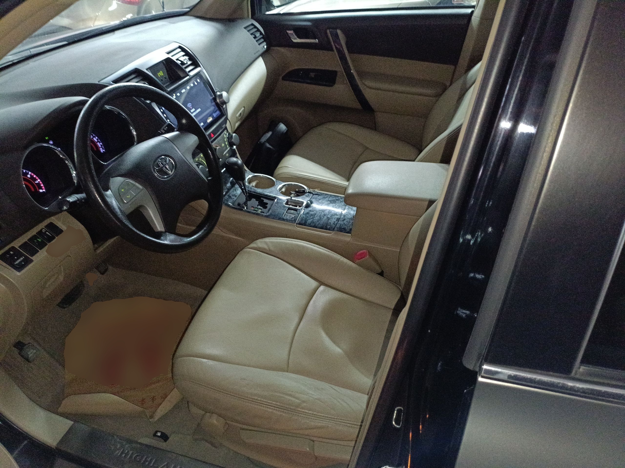 المقاعد الأمامية داخل السيارة