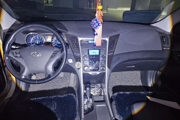 Used Hyundai Sonata 2013 2.4L Automatic Leading Edition China IV Standard Center Console