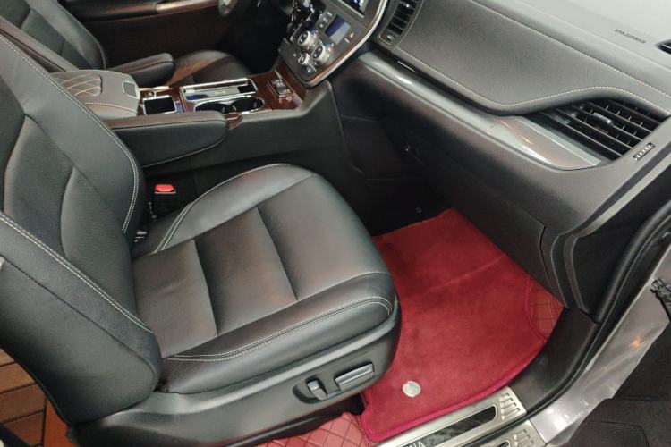 Used Toyota Sienna 2018 3.5L Two-Wheel Drive SE U.S. Specification