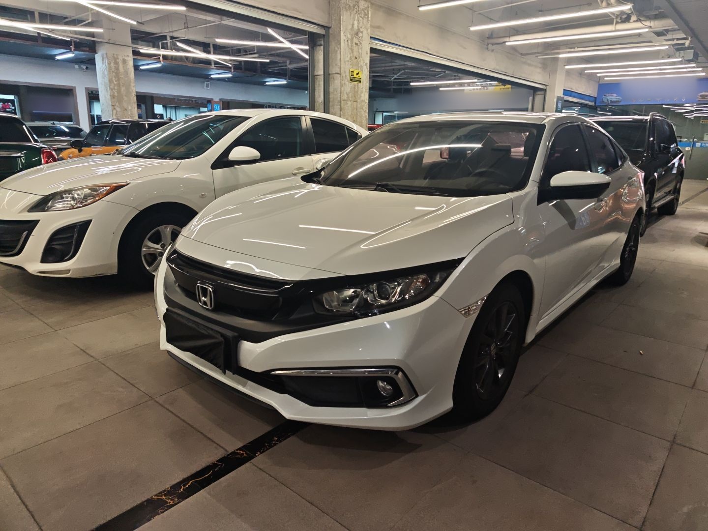 تحت مقدمة السيارة