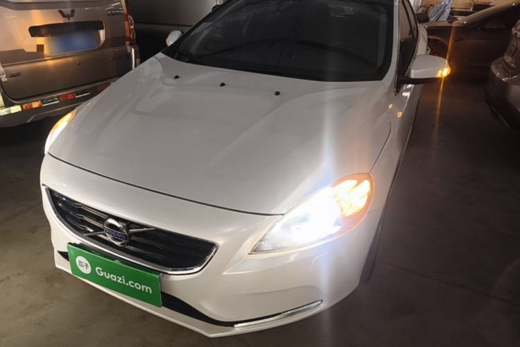 Used Volvo V40 2015 1.6T Zhiyi Edition Front