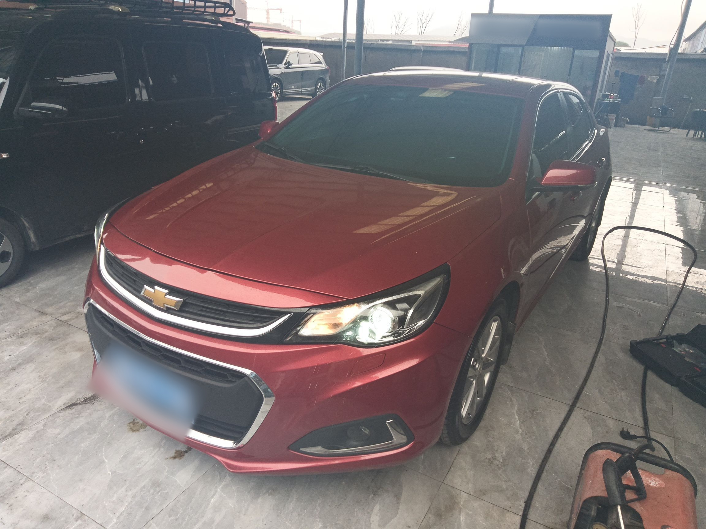 Под передней частью автомобиля