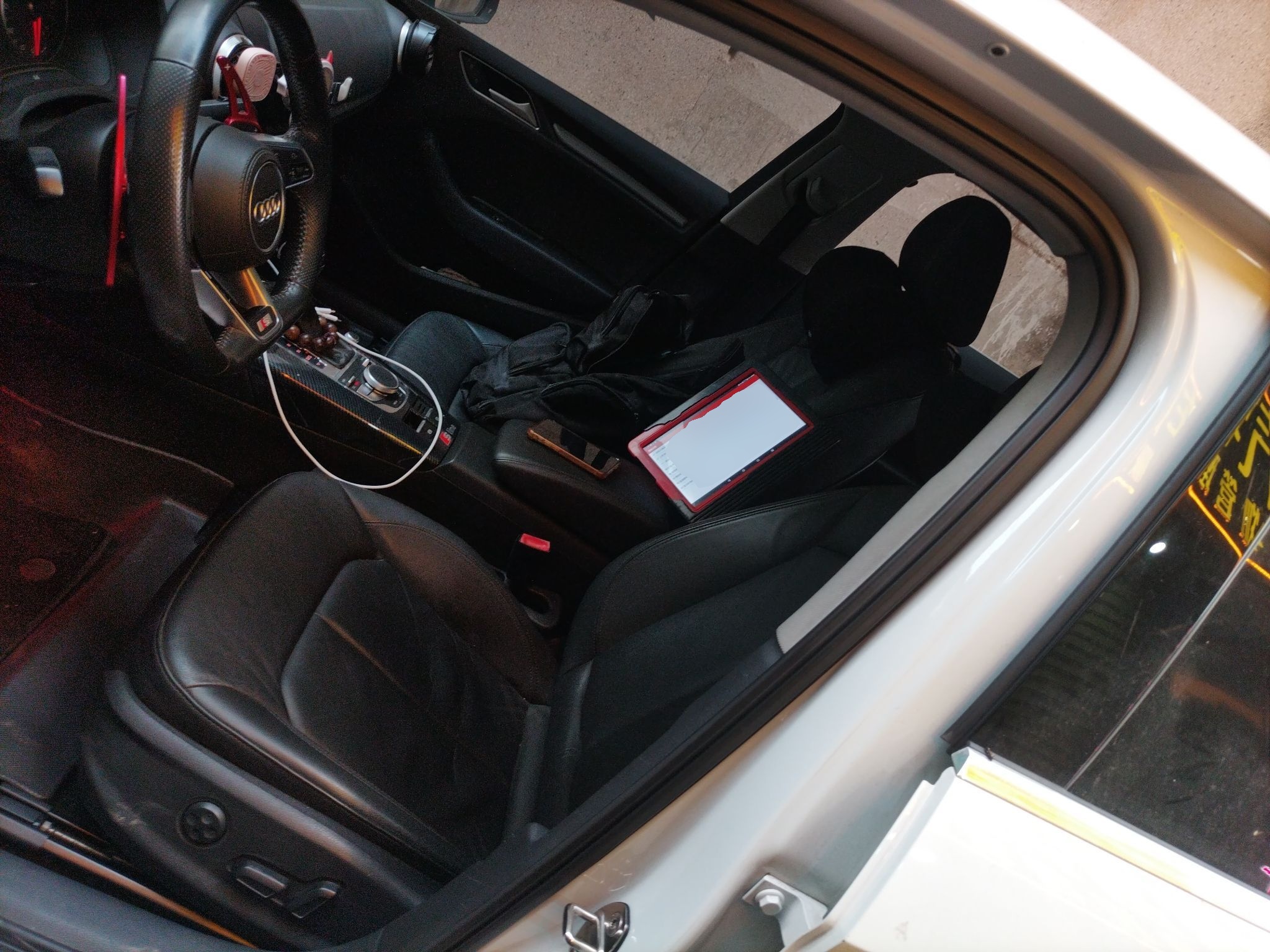 المقاعد الأمامية داخل السيارة