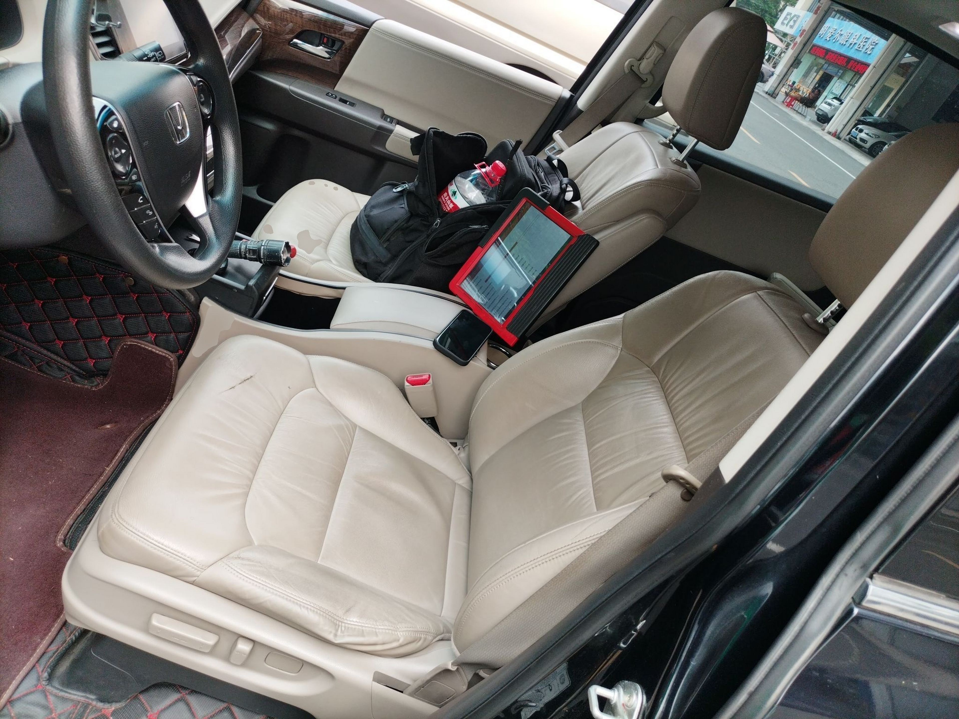 المقاعد الأمامية داخل السيارة