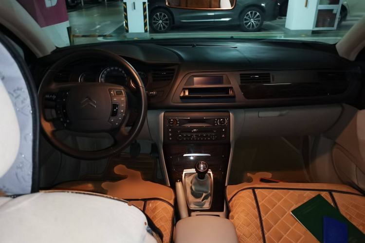 Used Citroen C5 2013 2.0L Manual Comfort Version Center Console